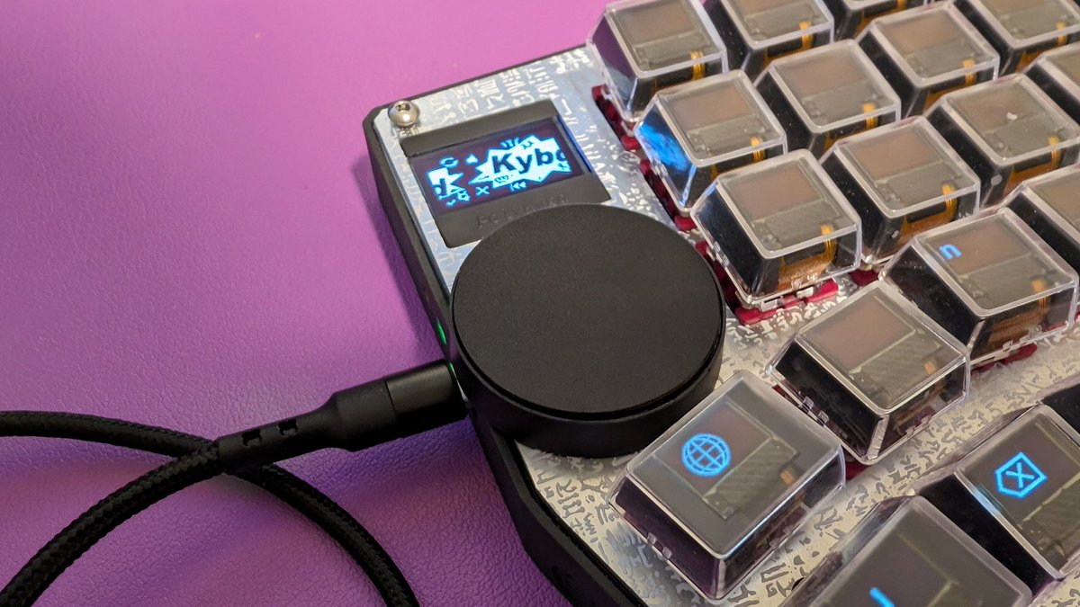 thpoll2's tweet photo. Trying the 35mm Cirque Trackpad... Already works, mouse handling is much better compared to the 23mm version! The housing is a bit larger than the case, but I think that's not an issue 😁 #MechanicalKeyboard #PolyKybd https://t.co/m9P3EZyKcy