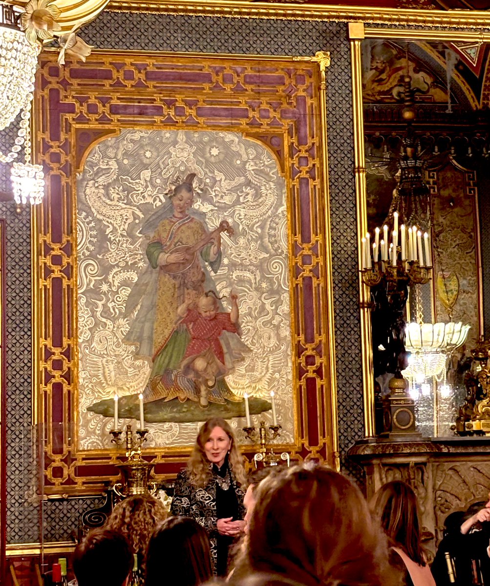 Professor Vivian Hill <a href="/VivianEdPsych/">Prof Vivian Hill 💙</a>  inspiring a generation of Educational Psychologists with her words of determination, courage and perseverance for EPs to make positive change at all levels, whilst accepting her hugely deserved Distinguished Contribution award #twittereps