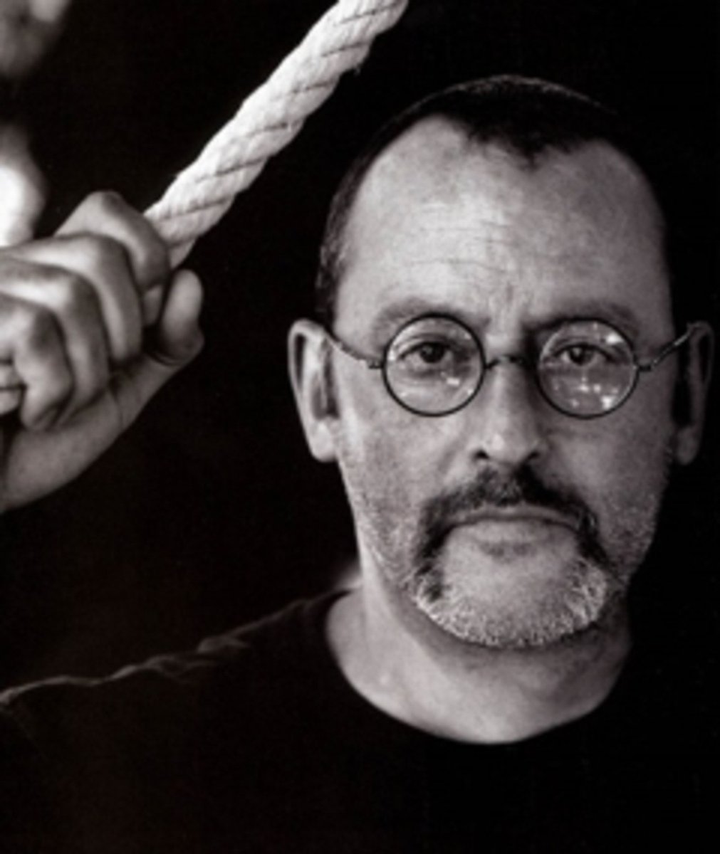 juanfractal22's tweet photo. Descansa Jean Reno 🙏🏻
Lo recordamos en películas como el Perfecto Asesino o León, wasabi, chef etc.

No se murió ni nada pero en la Provenza Francesa dónde vive ahorita ya es de noche. 
Que descanse, buenas noches 😴 😁 https://t.co/1RnwQ54U4r