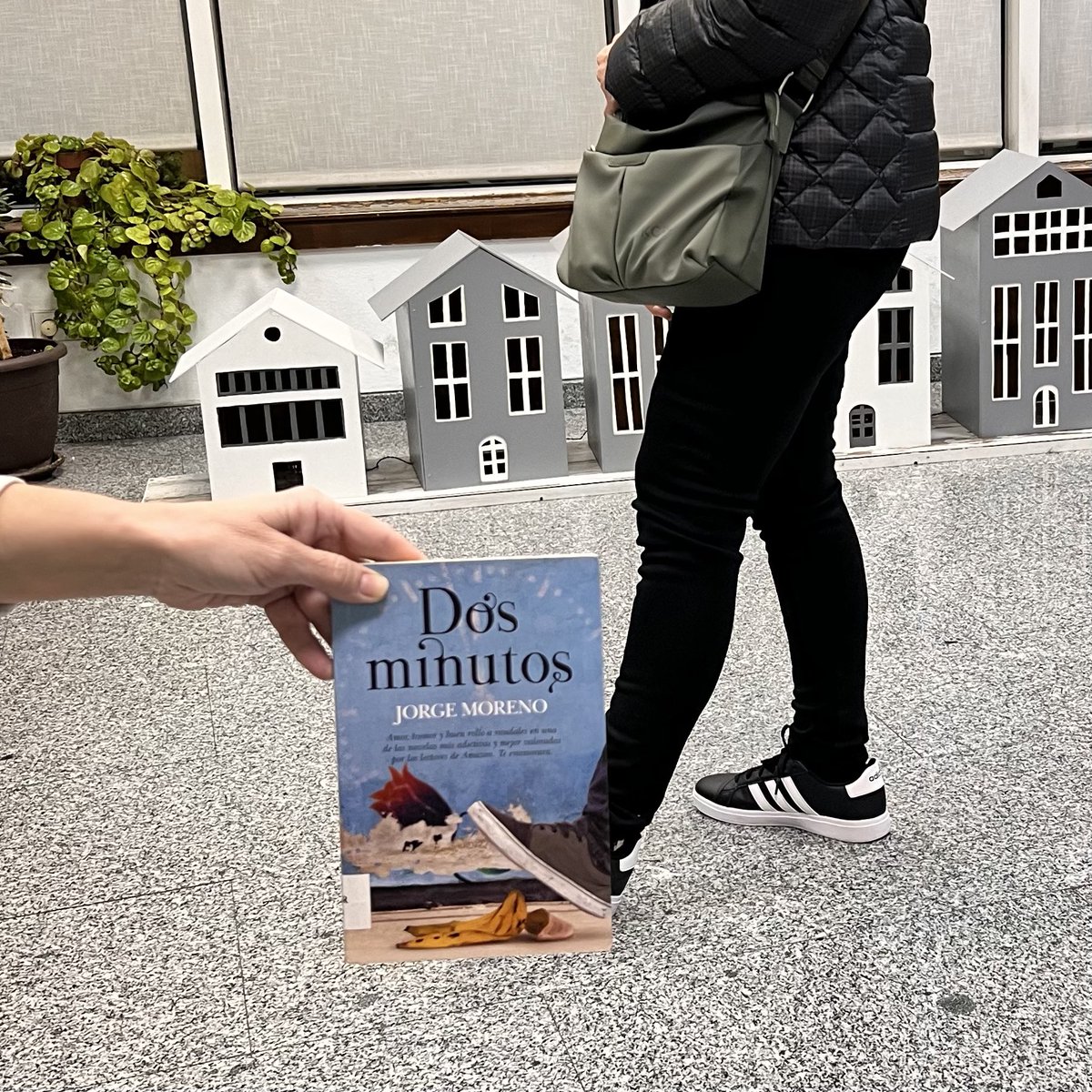 BiblioMostoles's tweet photo. “Dos minutos” de @JorgeMoreno_M es el título de esta novela romántica llena de humor donde el amor romperá barreras.

#bookface #bookfacefriday #encuéntraloenlabiblioteca  #novelaromántica #comediaromántica #jóvenesadultos https://t.co/2wdYHHwQSD