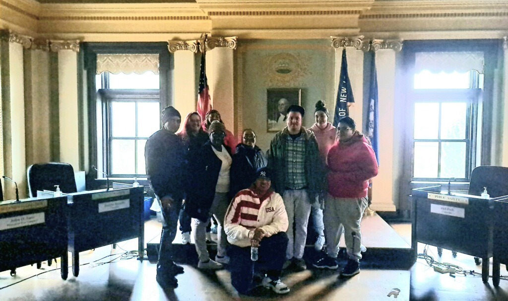 Worker power is where it's at! Thank you to <a href="/NLMayorMikeP/">Michael Passero</a>, Mayor Passero, of New London for listening to our stories and supporting our union drive at Connecticut College. Grateful for all elected officials who stand with workers for better pay and working conditions.