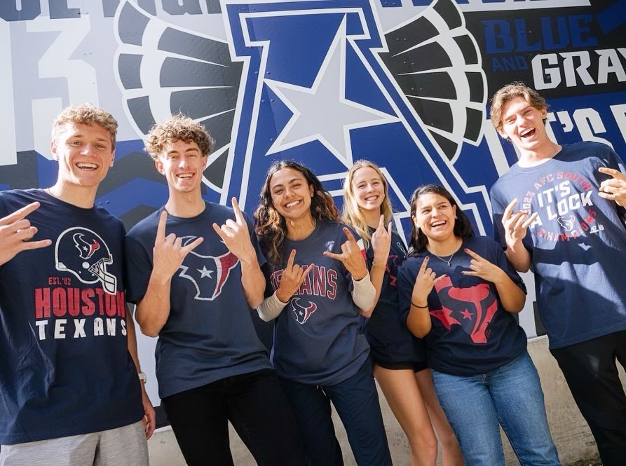 RiceAthletics's tweet photo. Rice ✨Steel✨ Blue Friday
Shine for the city, @HoustonTexans!
#GoOwls👐 x #TexanDay https://t.co/TbyUkID3Qg