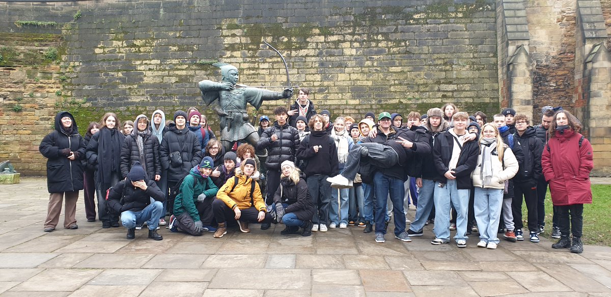 EzekialBone's tweet photo. #OutlawEscapes 🏹 #Robinhood gave a great day out for Polish students @andrzejdawidgct. #Nottingham Town Tour &amp; #SherwoodForest Tour. #History #culture  &amp; #environment woven together for the #YOUTH of the world.  Great fun #educational fun🎯 @No1tingham @Nottinghasm @MercianArch https://t.co/xg5Q9ZYc2H