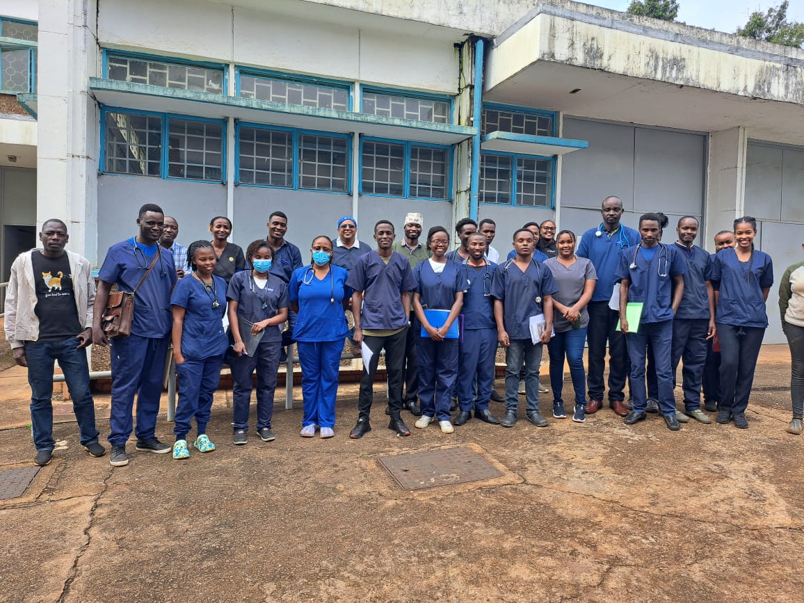 #Thread Yesterday, @KESCAVAvets teamed up with @TnrTrust and the University of Nairobi Clinical Studies Department for a practical session with students at the university. We managed; ✅5 dog spays ✅4 cat spays ✅2 dog castrations ✅1 cat neuter