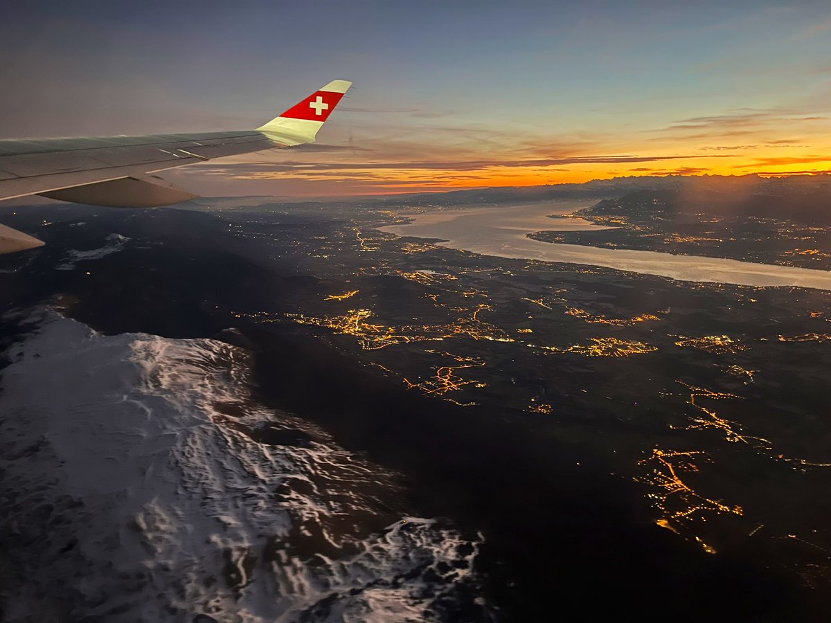 Thank you @FlySWISS #pilots for the beautiful dawn view of #lacleman with snow on the #Jura #Geneva #flight #nofilter