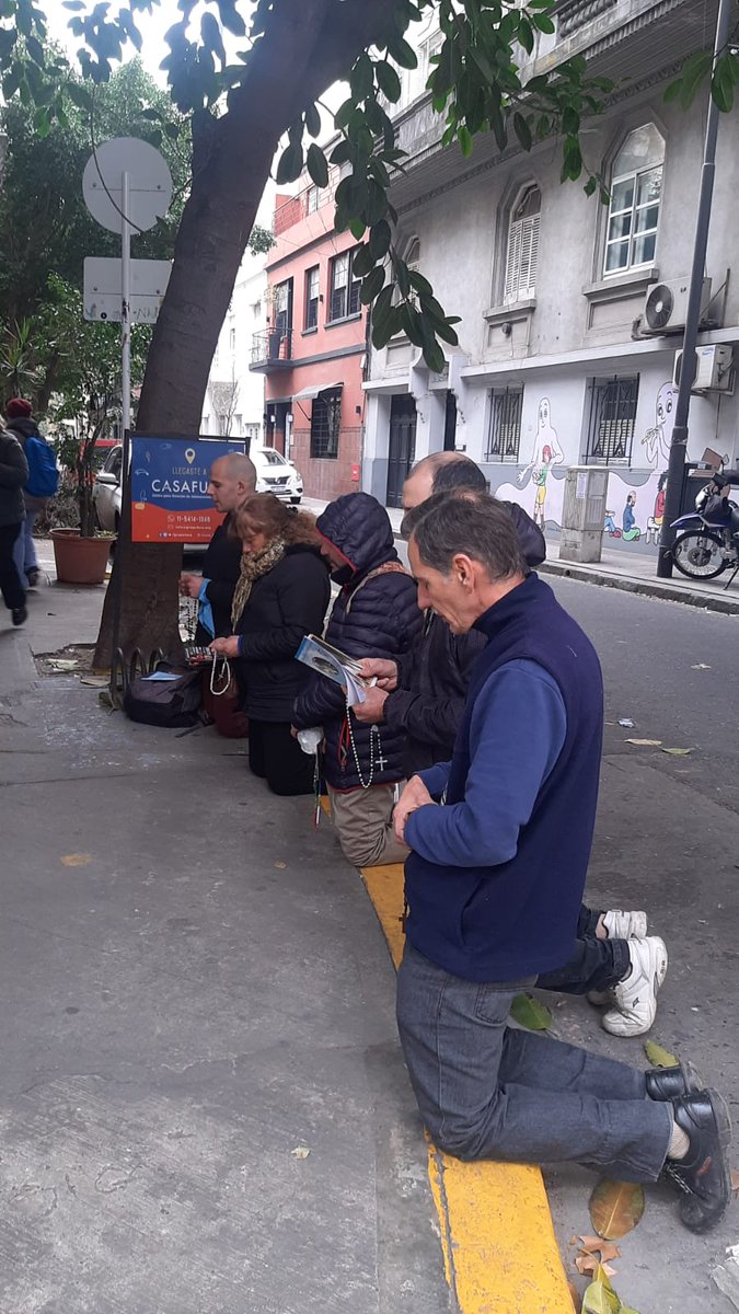 Activistas Provida rezan frente al abortorio de Casa Fusa (IPPF) en CABA. Hoy no entró nadie.