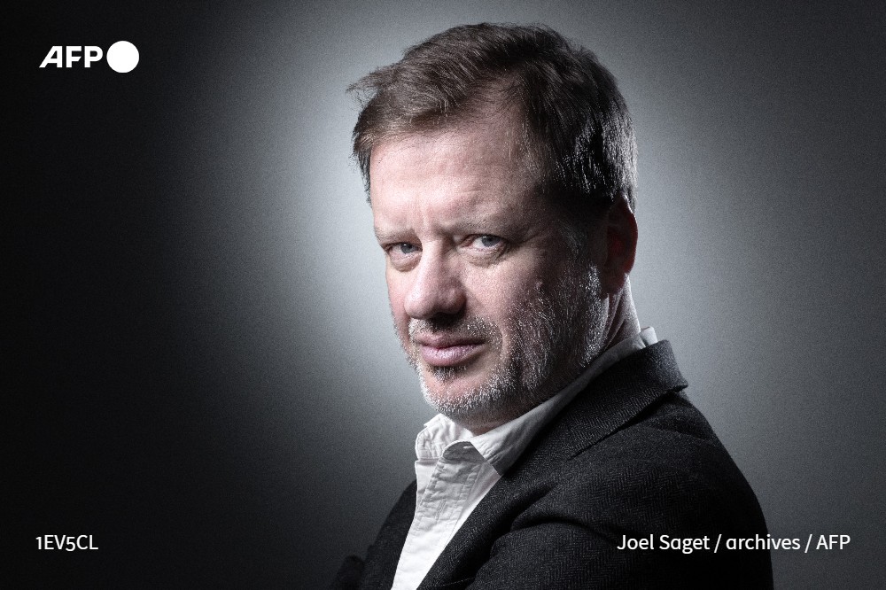 📕Si l'histoire littéraire a retenu le cas de lauréats rendus malheureux par leur prix Goncourt, il en existe aussi d'heureux, comme Alexis Jenni, qui écrit et publie beaucoup - quatre livres en six mois #AFP 

➡️u.afp.com/5qTf
✍️<a href="/hhonore/">Hugues Honoré</a>