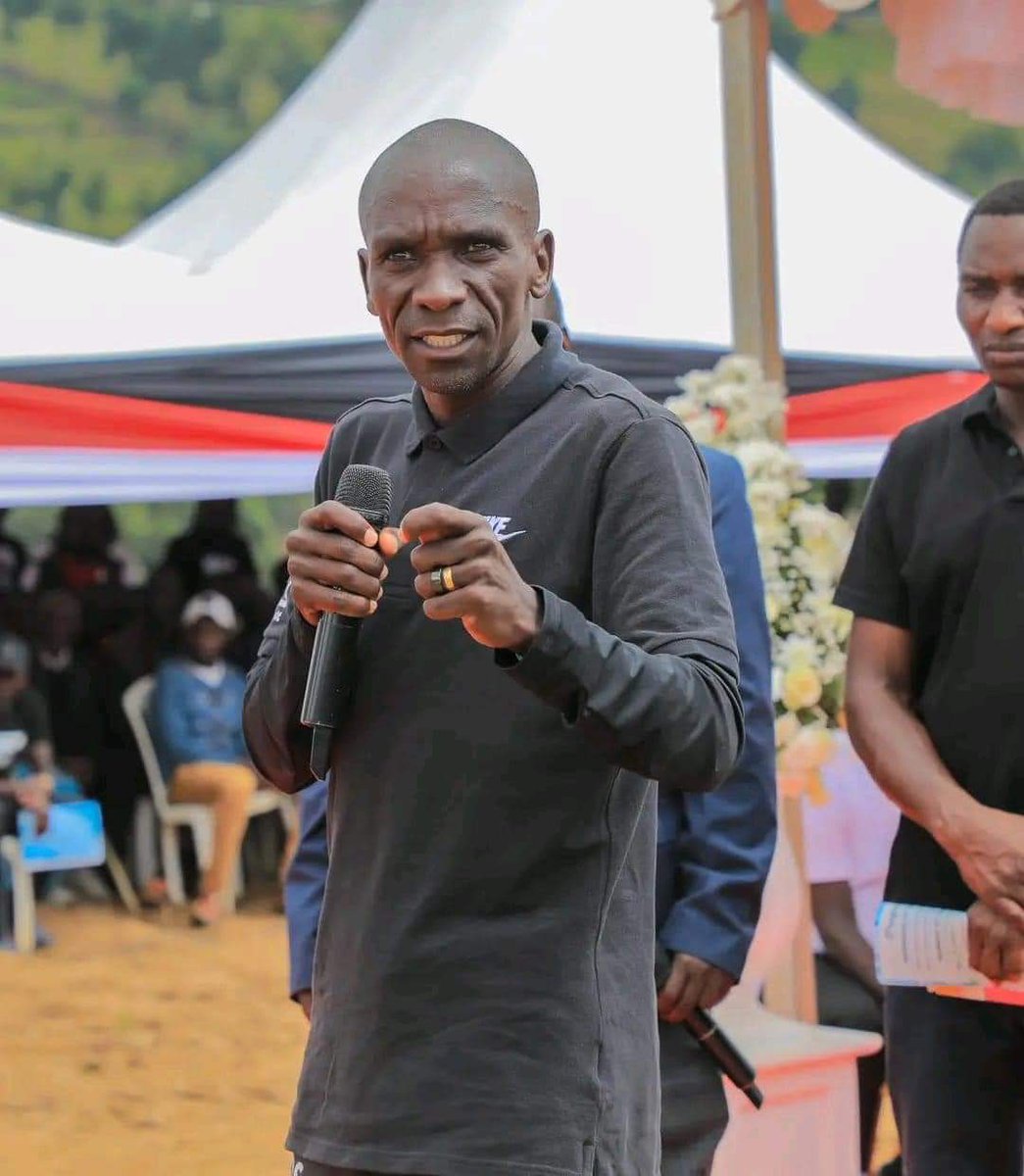 Faith Kipyegon, Eliud Kipchoge, Joshua Cheptegei y Ezekiel Kemboi asisten al funeral de su compañero Benjamin Kiplagat en Kitale (Kenia). Descanse en Paz.