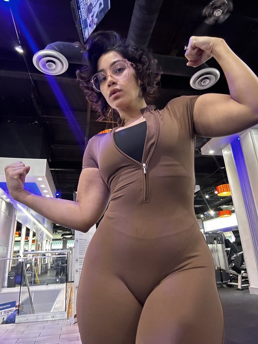 At the gym&hellip; what do you think I&rsquo;m training today? Thanks jimmy for the super cute fit!! https://t.co