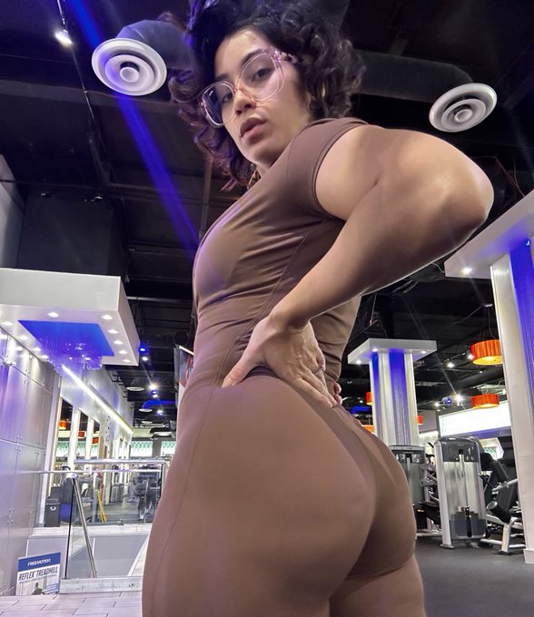 At the gym&hellip; what do you think I&rsquo;m training today? Thanks jimmy for the super cute fit!! https://t.co