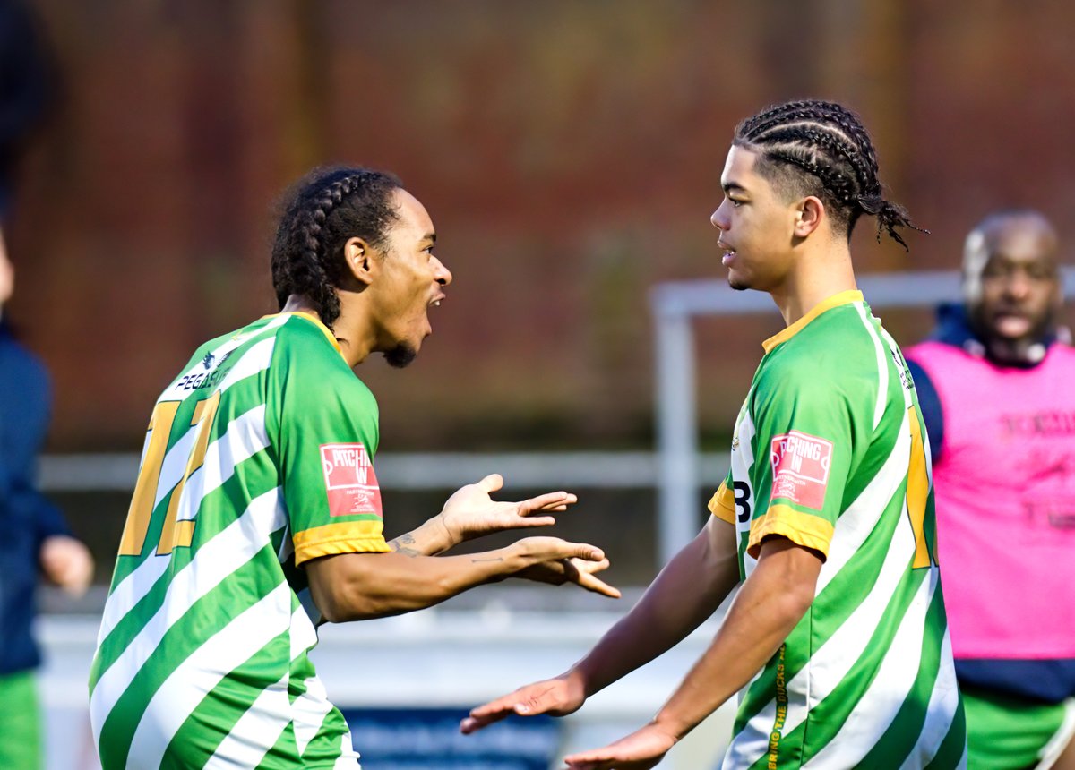 AylesburyUtdFC's tweet photo. Fantastic to see Kwai Marsh-Brown return from injury last Saturday to pick up his Player of the Month Award for December, in association with Business Buzz Aylesbury and Zena Kitchen, and celebrate with the junior Ducks 🙌

#coyd🦆 https://t.co/Vz3BiN4F37