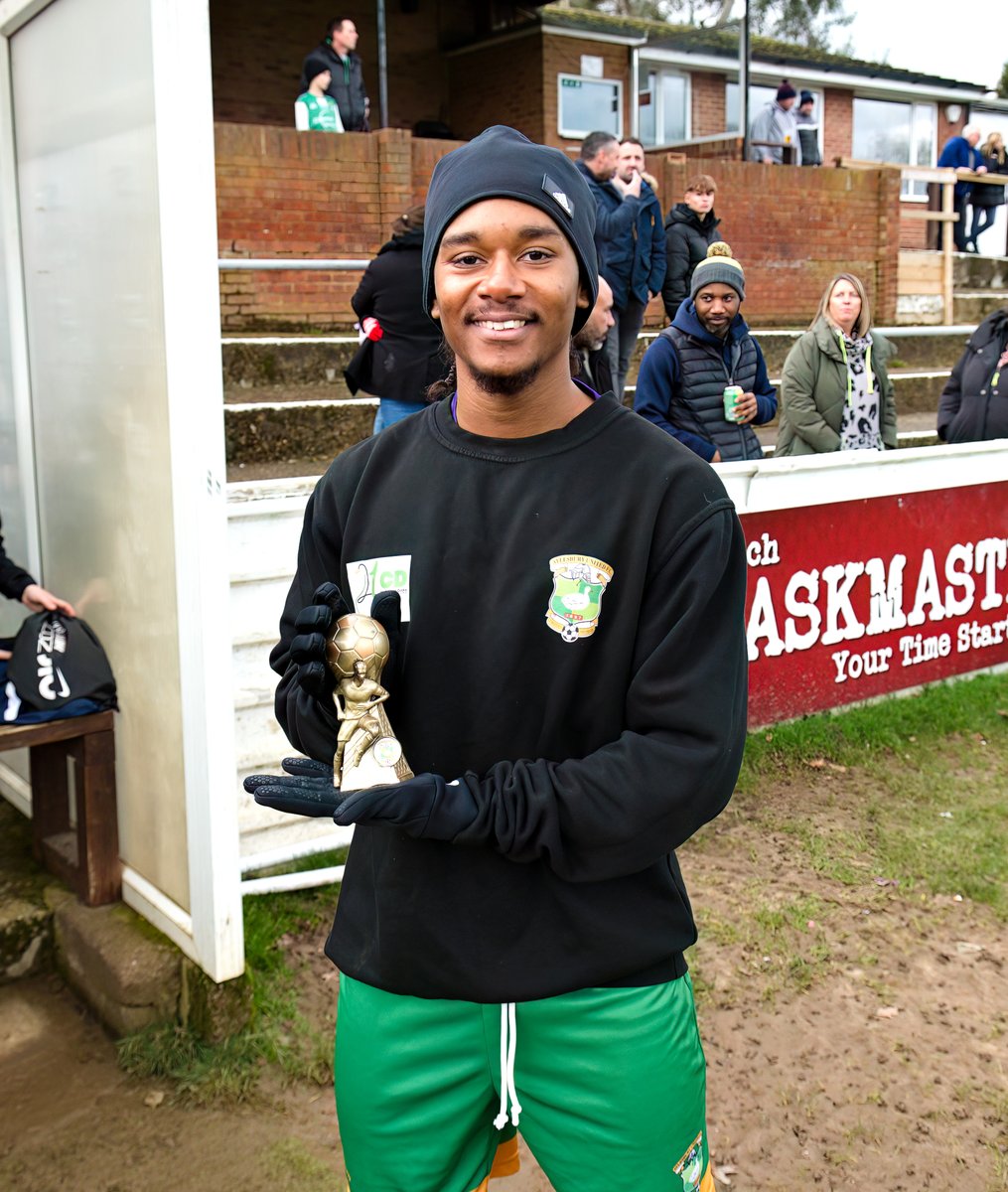 AylesburyUtdFC's tweet photo. Fantastic to see Kwai Marsh-Brown return from injury last Saturday to pick up his Player of the Month Award for December, in association with Business Buzz Aylesbury and Zena Kitchen, and celebrate with the junior Ducks 🙌

#coyd🦆 https://t.co/Vz3BiN4F37