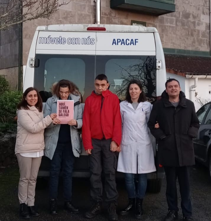 Apacaf2's tweet photo. #APACAF tamén fala galego!!! Unímonos á campaña para a promoción da lingua galega. O Ies Numeroun da Estrada visitou o centro A Braña para entregarnos o cartel da campaña que teñen en marcha 155 centros de ensino de toda Galicia.
#aquitamensefalagalego #naestradataménsefala https://t.co/U5YExJwiMG