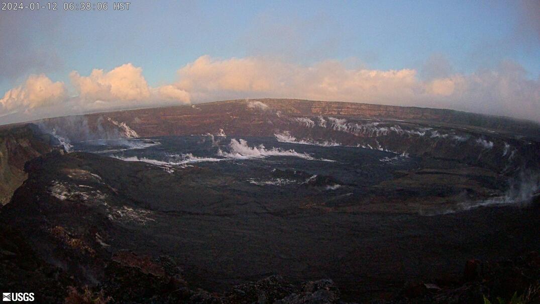 Wondering what's up at Kilauea #volcano? After a busy 2023, including late December shallow magma intrusions, HVO reports low gas emissions & elevated seismicity. The ground in the caldera is still quite hot in these live, early-AM USGS webcam images from usgs.gov/volcanoes/kila…