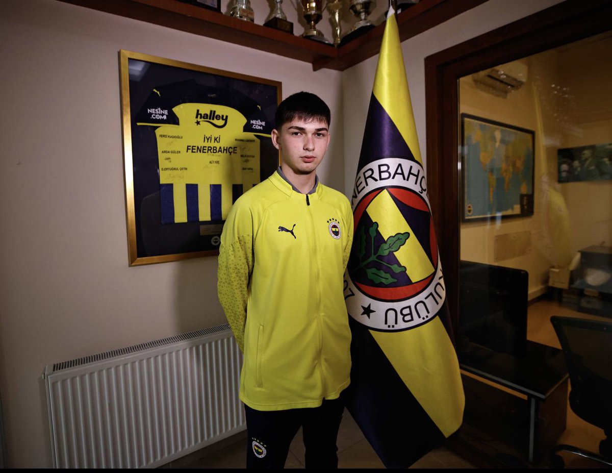 Sevgili Fenerbahçe ailem,

Bugün Futbol A Takımımızın Can Bartu Tesislerine davet edildim. Desteğiniz için en büyük teşekkürü siz taraftarlarımıza borç bilirim.

Önem, anlam ve kıymetini kelimelerle ifade edemeyeceğim bu forma için,
Çalışmaya ve gelişmeye devam!
#Fenerbahçe