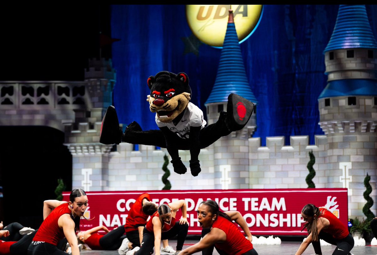 cincygreghoodin's tweet photo. LETS GO #BEARCATS @TheCincyBearcat doing his best Oscar pose . #GoBearcats #AsATeam @GoBEARCATS @GoBearcatsDANCE @uofcincy #BearcatFamily #BearcatsUnited #UDA https://t.co/QXnvNcTJJO