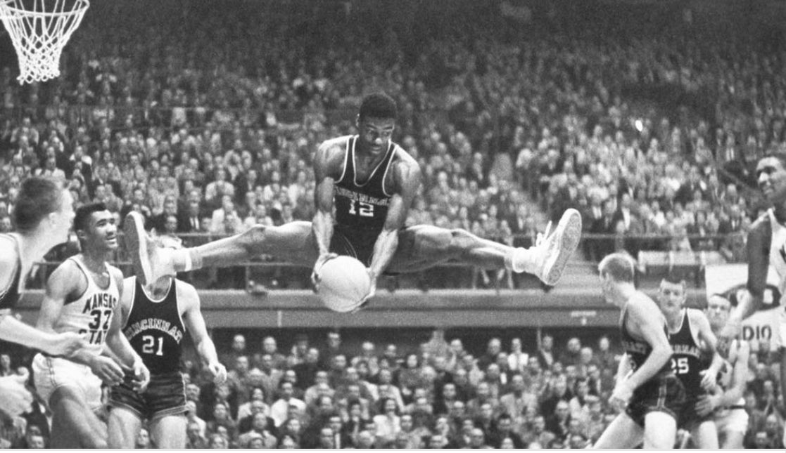 cincygreghoodin's tweet photo. LETS GO #BEARCATS @TheCincyBearcat doing his best Oscar pose . #GoBearcats #AsATeam @GoBEARCATS @GoBearcatsDANCE @uofcincy #BearcatFamily #BearcatsUnited #UDA https://t.co/QXnvNcTJJO