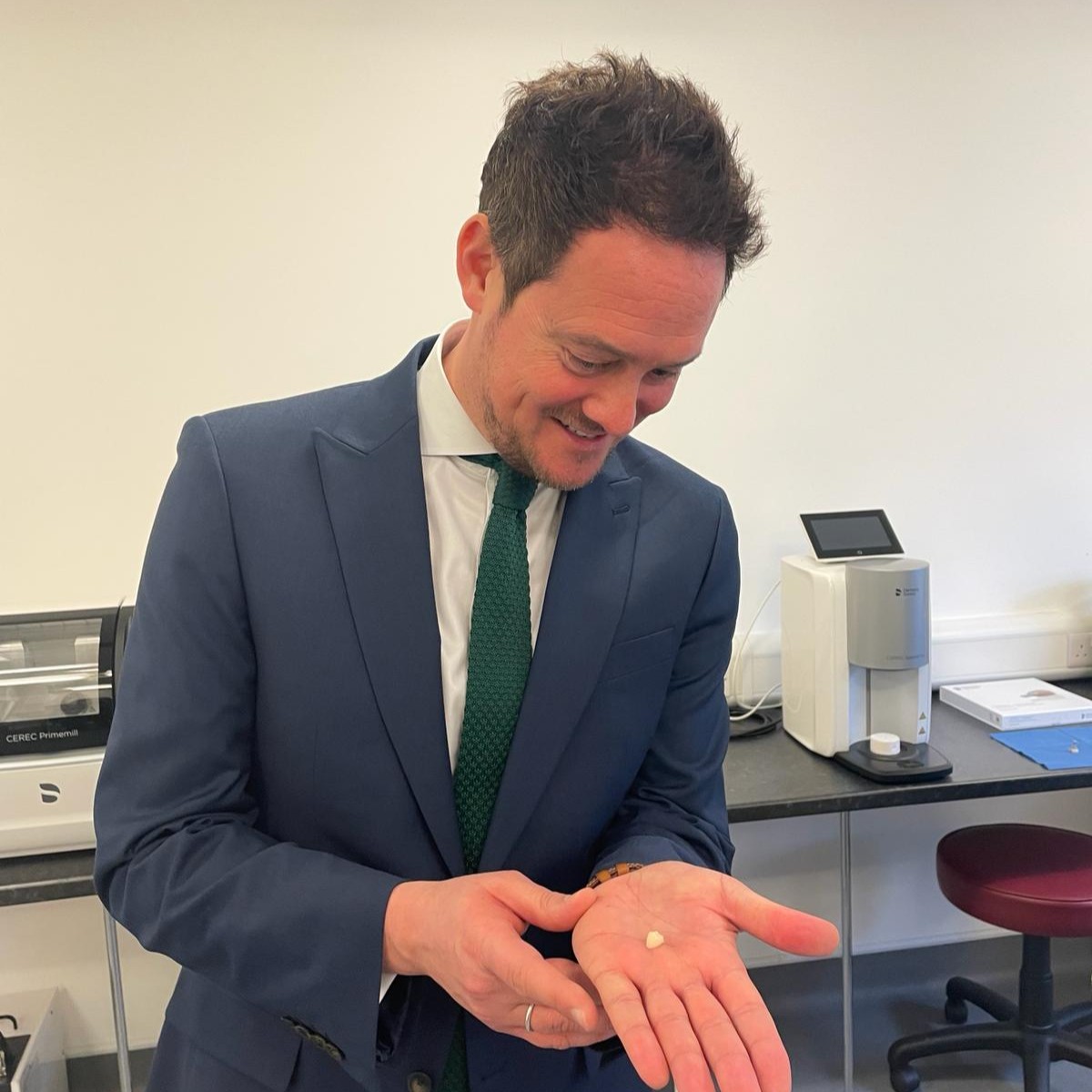 A 3D tooth! 😬 Today we welcomed <a href="/StephenMorganMP/">Stephen Morgan MP</a> to our new dental facilities. These include modern ‘phantom head’ units, digital dentistry equipment and training simulators. 

Find out how we are transforming dental training: bit.ly/3SehTN0 💜 

#PortsmouthUni
