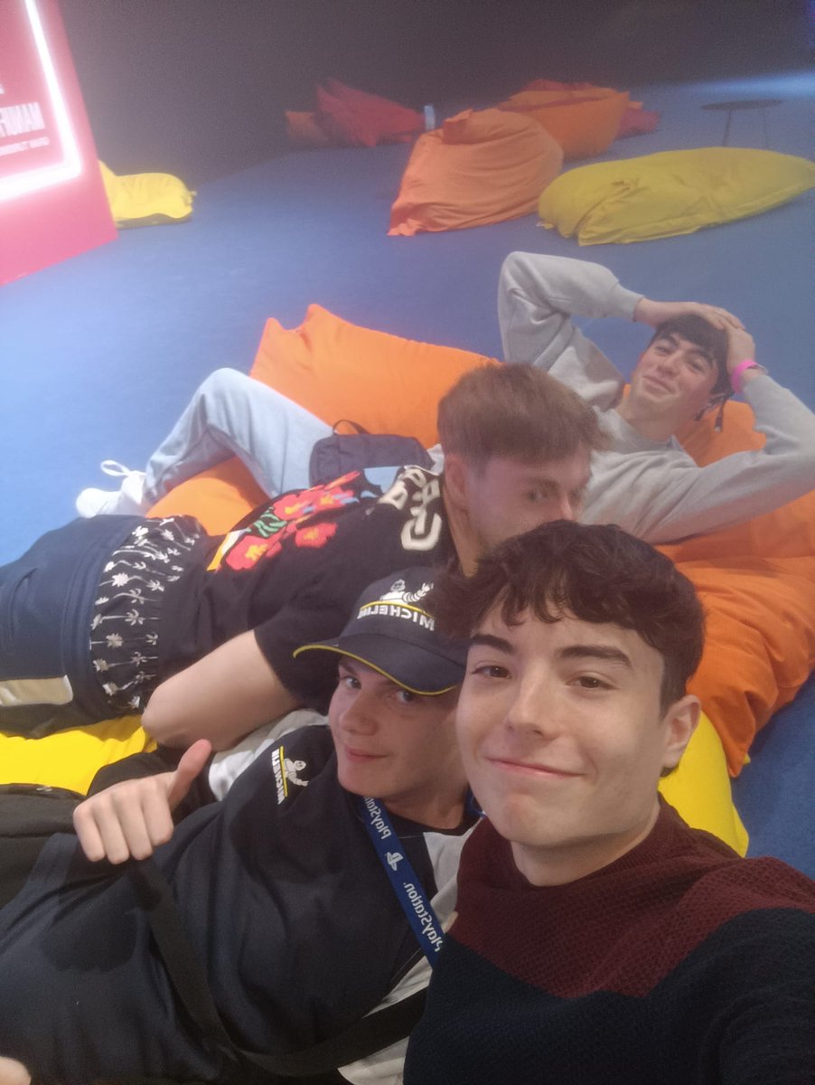 Hoy se acaba una etapa... 💔💙🤍

Después de un año y medio, nuestros caminos se separan.

Una decisión muy dura, pero me llevo la mejor época que he vivido hasta el momento en el simracing sin duda alguna; agradecer a todos los que formasteis parte de ello, no cambiéis. ❤️💙🤍