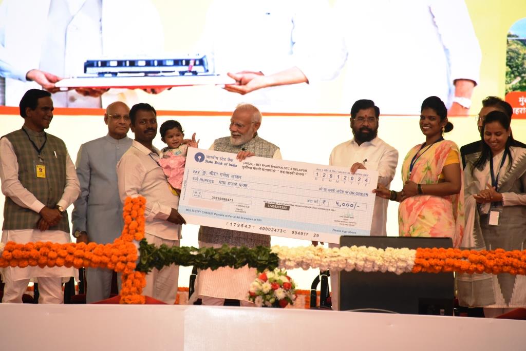 MahaDGIPR's tweet photo. राज्याच्या सर्वांगीण विकासासाठी शासन समर्पित भावनेने काम करीत असून महाराष्ट्र हा विकसित भारताचा भक्कम आधारस्तंभ बनला पाहिजे, यासाठी केंद्र शासनामार्फत सर्वतोपरी सहकार्य केले जाईल, अशी ग्वाही प्रधानमंत्री @narendramodi यांनी दिली.
#MTHLInauguration
#MumbaiConnects
#MTHL https://t.co/xZLX7j0XYi
