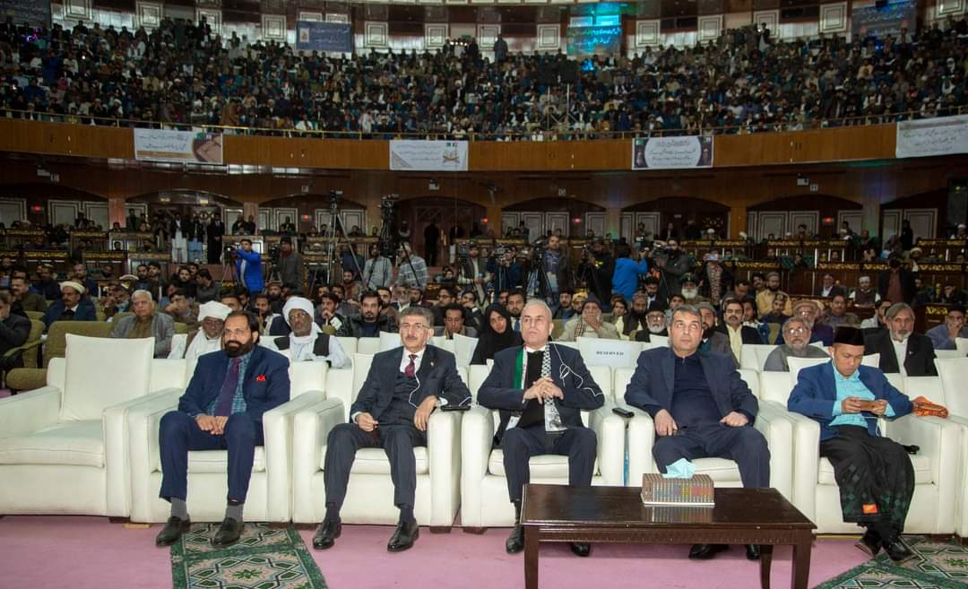 اسلام آباد: جناح کنونشن سینٹر میں منعقدہ سالانہ میلاد مصطفے ﷺ و حق باھُو کانفرنس میں خصوصی شرکت اور خطاب
خطاب کا موضوع: "اہل ایمان کی عزت و تکریم اور ہماری ذمہ داریاں"
گفتگو کے اہم نکات:
- رسول اللہ ﷺ نے فرمایا کہ میری امت میں مجھ سے سب سے زیادہ محبت کرنے والے لوگ میرے بعد ہوں