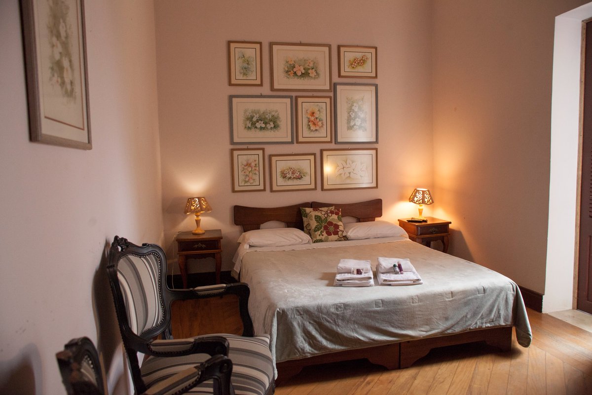 zilah_pousada's tweet image. Desperte no aconchego dos nossos quartos, onde o conforto é a nossa prioridade. Com decoração encantadora e comodidades acolhedoras, cada suíte na Pousada Zilah é um convite para uma estadia relaxante e memorável. 🛌✨ #Conforto #PousadaZilah #Aconchego
