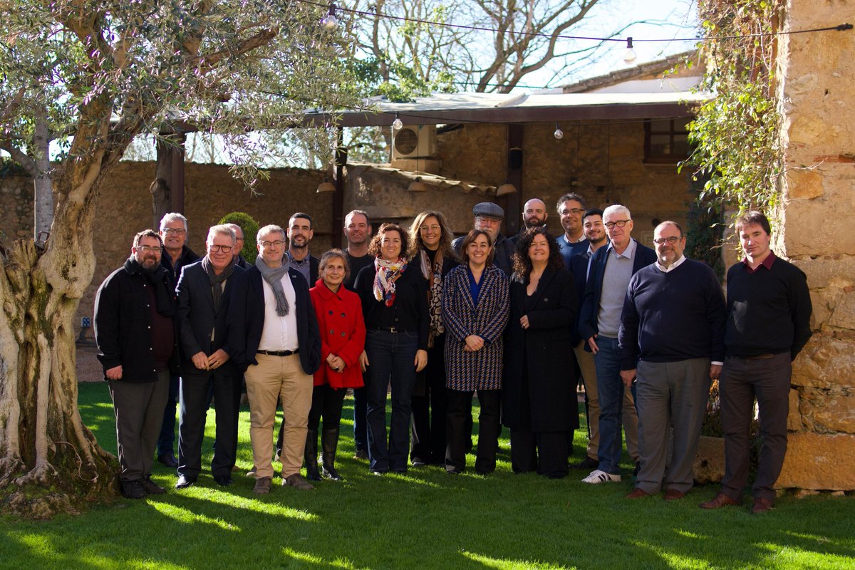 aliciarll's tweet photo. Amb la @SilviaPaneque ens hem reunit amb Alcaldes i Alcaldesses de comarques gironines per tractar problemàtiques relacionades amb els seus municipis.

Catalunya no es pot governar sense els Ajuntaments, per això cal escoltar-los i estar a prop cercant solucions conjuntament. https://t.co/QNRAVRyuuI
