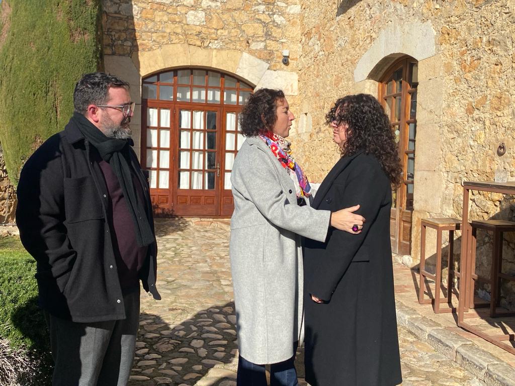 aliciarll's tweet photo. Amb la @SilviaPaneque ens hem reunit amb Alcaldes i Alcaldesses de comarques gironines per tractar problemàtiques relacionades amb els seus municipis.

Catalunya no es pot governar sense els Ajuntaments, per això cal escoltar-los i estar a prop cercant solucions conjuntament. https://t.co/QNRAVRyuuI