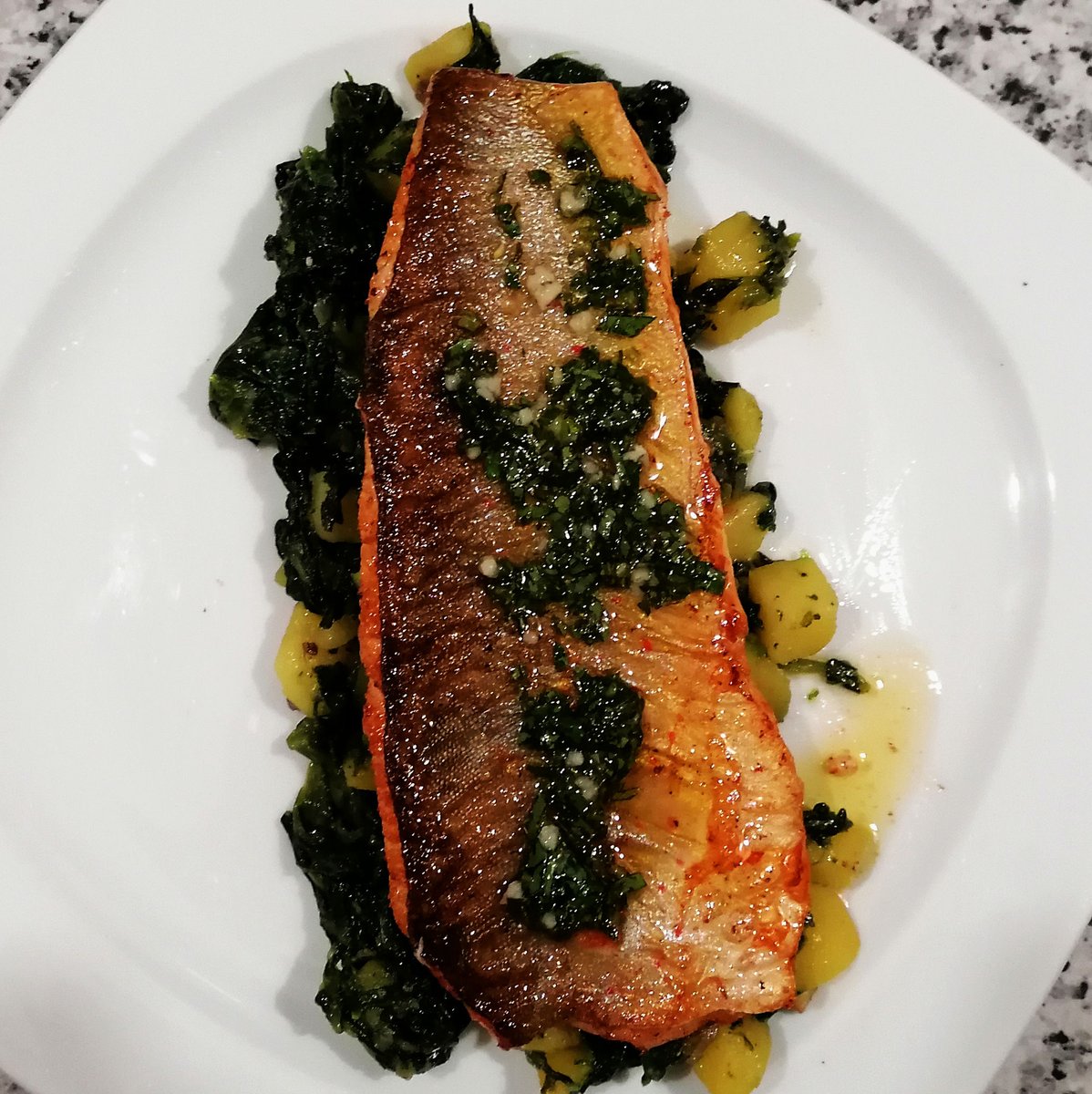 MikeKocht's tweet photo. #Fisch #Twooking mit Erinnerungen an #Kroatien
Serviert auf #Blitva heute #Seesaibling, frisch aus heimischen Gewässern
Dazu gehört das Olivenöl mit Knoblauch, Petersilie und Zitrone

https://t.co/XPQjzI56hC https://t.co/PyUnFraaUP