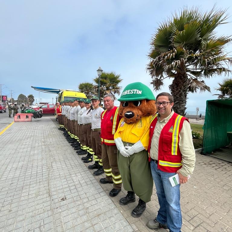 conaf_maule's tweet photo. El subsecretario de Prevención del Delito @SubPrevDelito @EduardoVergaraB visitó la región del Maule y dentro de sus actividades, realizó la campaña preventiva de incendios junto al jefe de área de #Constitución de Conaf Silvio del Río además de Forestín y brigadas terrestres. 👇 https://t.co/W3HavVLC3k