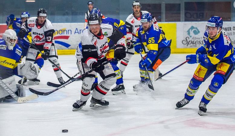 Bündner Derby: Klare Verhältnisse - Wirklich?

Für das diesen Samstag anstehende dritte Bündner Derby der Saison ist der EHC Arosa auf Grund der Tabellenlage und der Resultate in den letzten Partien gegen Leader Chur Aussenseiter.

ehcarosa.ch/news/?article=…

Hopp Arosa!