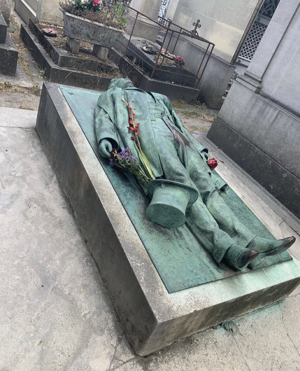 Le 12 janvier 1870, le journaliste Victor Noir est inhumé au Père Lachaise. Près de 100 000 personnes accompagnent le cortège et dénoncent son assassinat par le prince Pierre-Napoléon Bonaparte, cousin de Napoléon III.