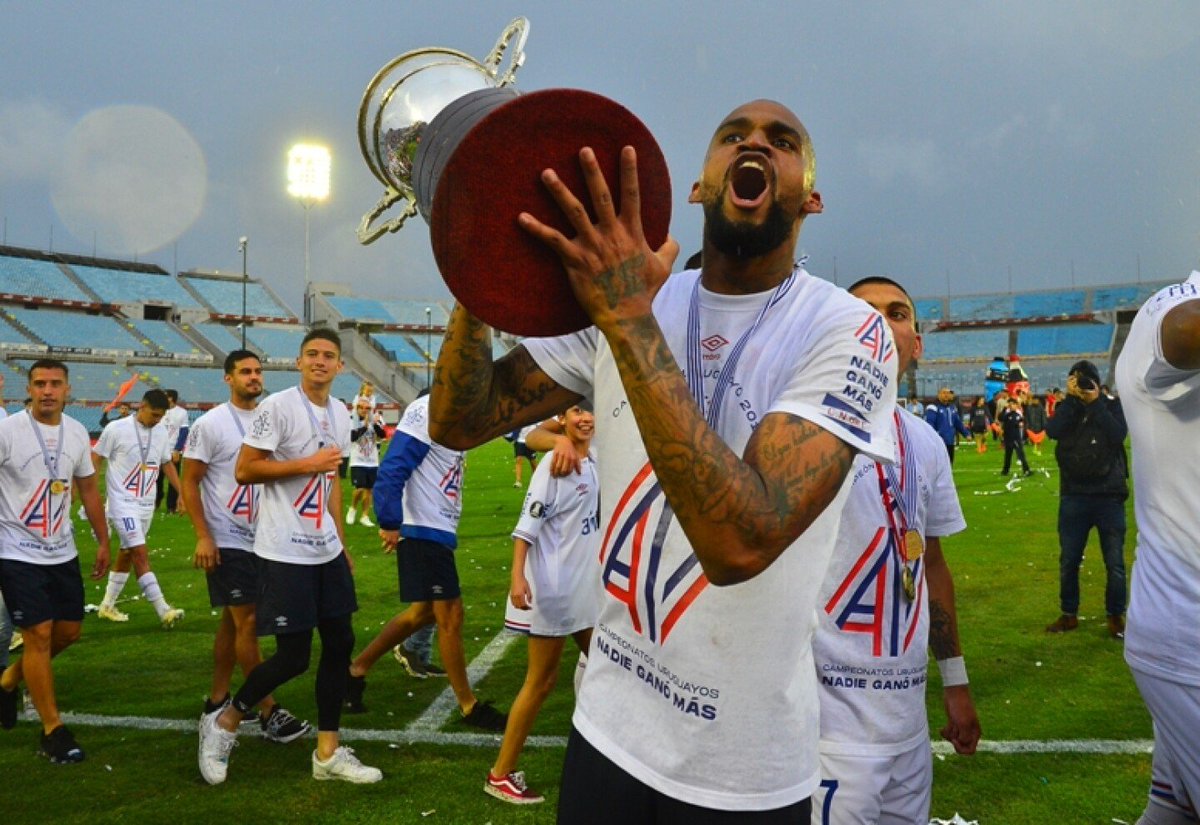 RodriVazquez95's tweet photo. 🚨 ATENCIÓN | Nacional alcanzó un acuerdo total con Luis Mejía para lograr el retorno al club con el que el panameño se coronó en tres oportunidades como Campeón Uruguayo.

🇨🇱 Los tricolores deben pagarle a Unión Española USD 70.000 por la cláusula de salida del arquero para lograr la desvinculación, que hasta el momento no ha ocurrido.