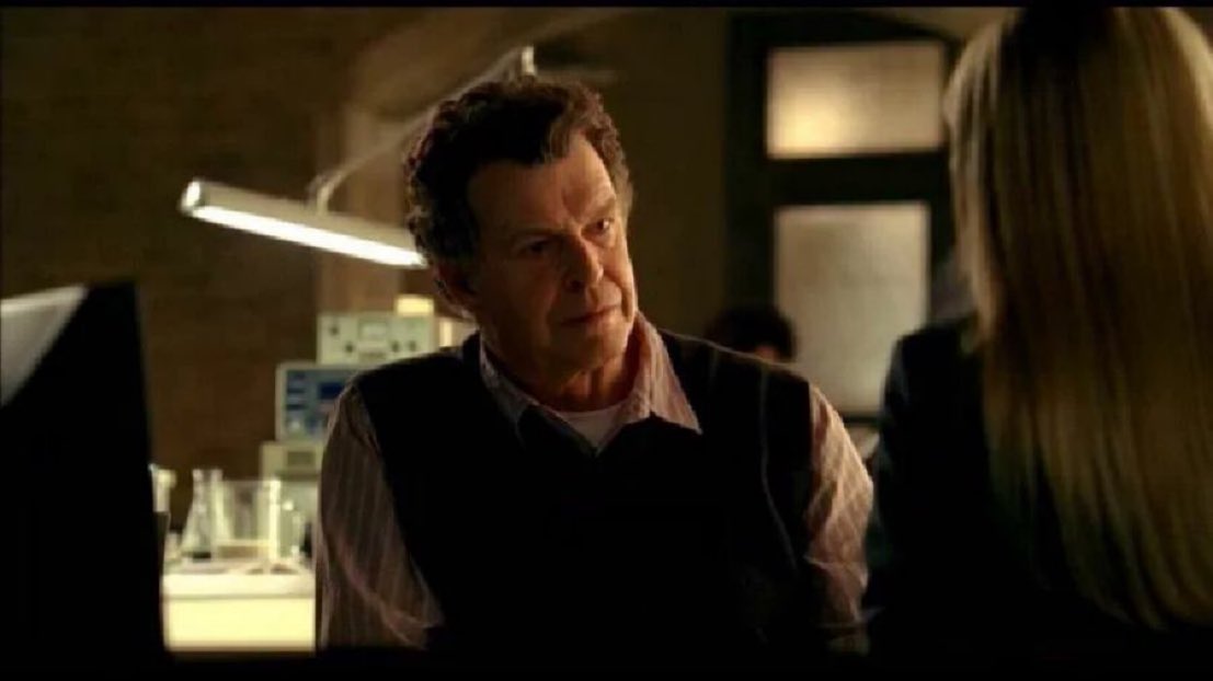 ''Zeki insanlar hep dertlidir. Zeka iyi bir şey değil... Beyin sürekli analiz halinde. Biri sana bir haraket yaptığında ne amaçla yaptığını anında anlayıp kendine mis gibi dert ediniyorsun. Ama aptallara bak dünyadan haberleri yok. Bu hayat aptallara güzel, zekilere zindan.''