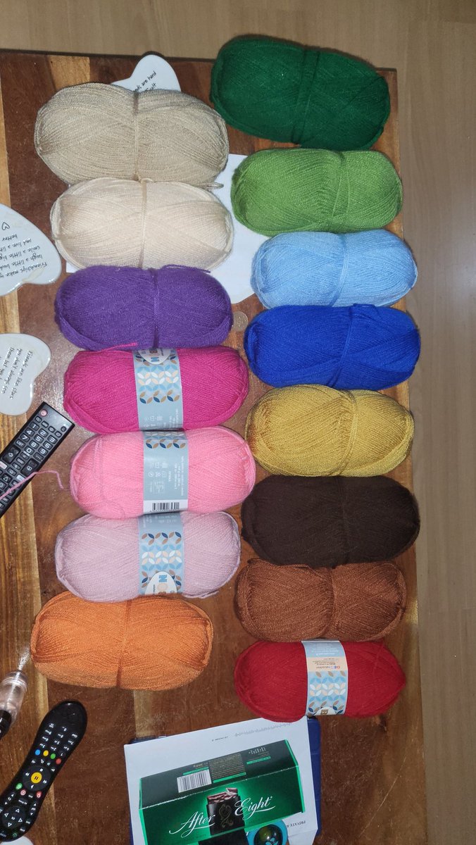nicinacx's tweet photo. I need help choosing which 3 colours to use for my next square,  here are all the colours and the ones I've done so far https://t.co/jS9gEVnGOw