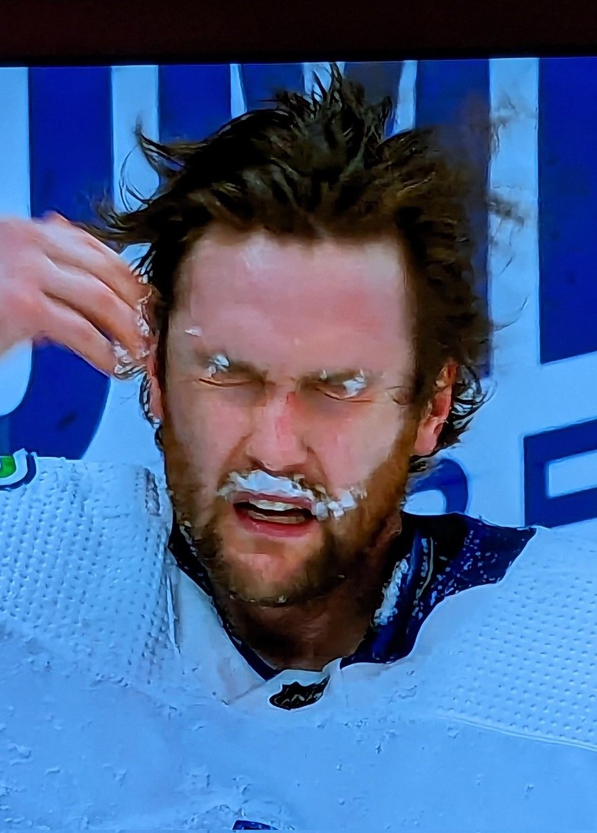Jhammy51's tweet photo. Anyone outside in Vancouver today for more than 5 minutes #canucks #WinterWatch #winter #coldasfuck https://t.co/4vQJTv8L0E