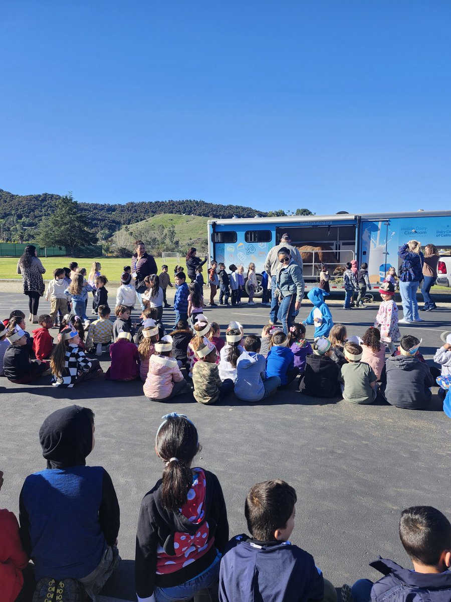 Happy Friday! 😊 Meeting Cinnamon and learning about cows with our <a href="/RiosRobots/">RiosComputerScience</a>  
PK and TK students 🥰

Thank you to the Dairy Council for the visit!