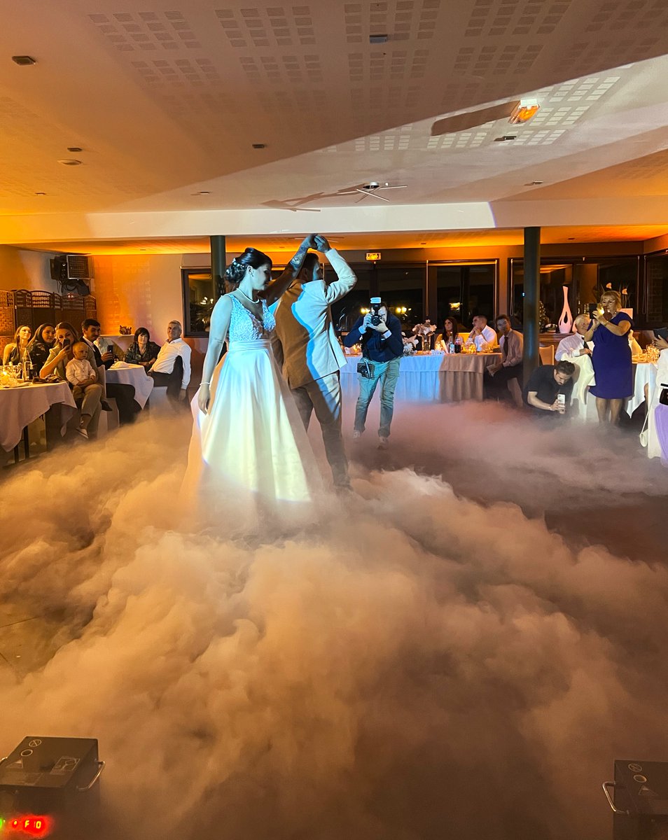 WaymelAnimation's tweet photo. Le Premier Mariage dans la Salle "La Grange" avec des Mariés adorables et des invités au Top - L'Ouverture du Bal !
Domaine & Traiteur = Le Salon de la Prairie à #Steenwerck
Matériel Son & Lumière = @WaymelAnimation #WaymelAnimation
Animateur DJ = #LoLoWaymel
#Mariage #Flandres https://t.co/eOUMMu0SAw