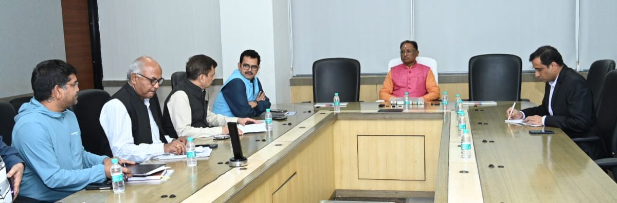 मुख्यमंत्री श्री विष्णु देव साय ने आज मंत्रालय महानदी भवन में ऊर्जा विभाग की समीक्षा बैठक ली।
मुख्यमंत्री श्री साय ने विद्युत उत्पादन, मांग, आपूर्ति, विद्युत शुल्क, स्थापित विद्युत संरचना, ग्रीन एनर्जी सहित विभिन्न विषयों पर विद्युत विभाग के अधिकारियों के साथ चर्चा कर जानकारी ली।