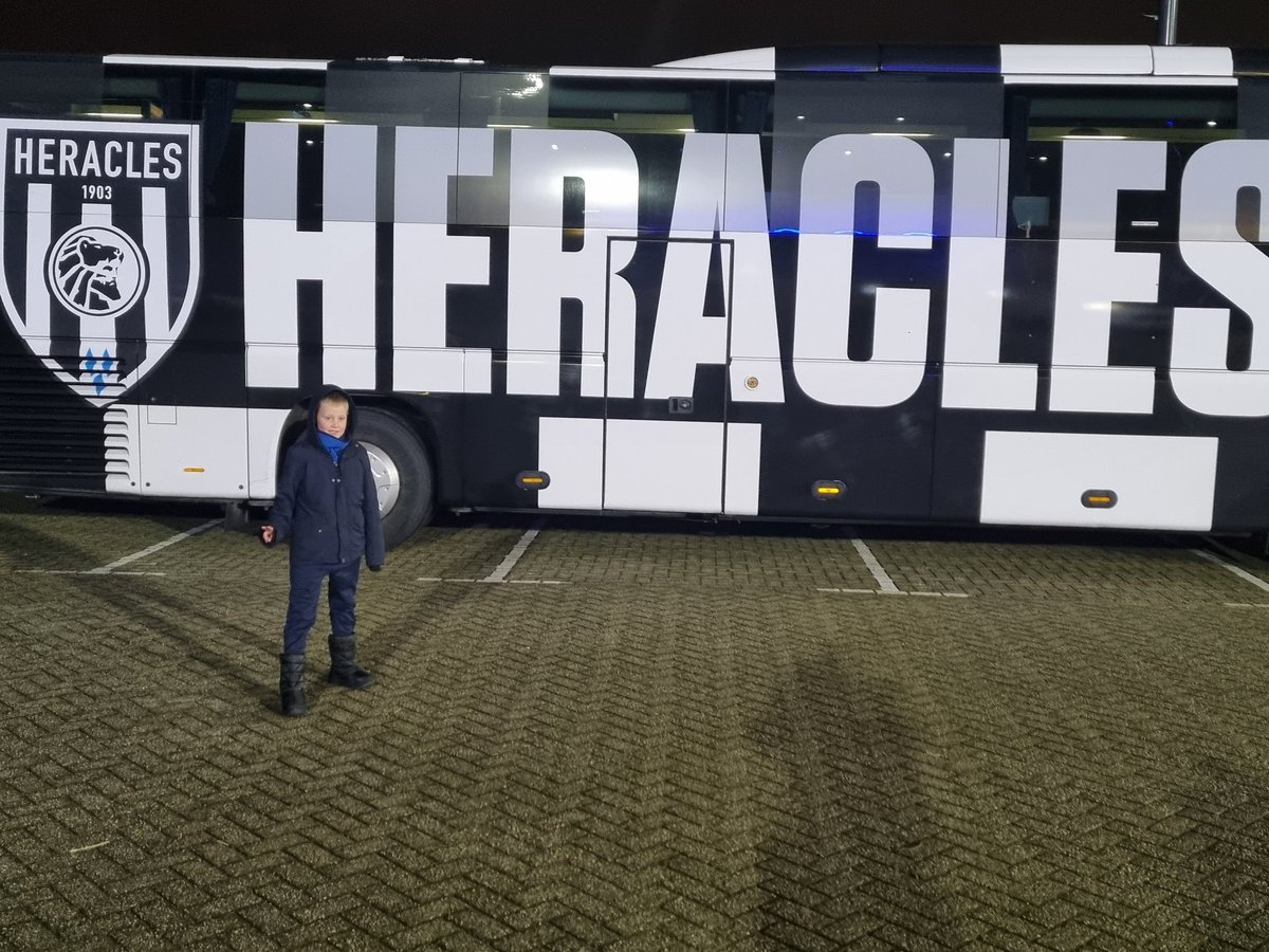 robert_derksen's tweet photo. Niels mag mee het veld op. #hupheracles https://t.co/nUTYZHYkCT