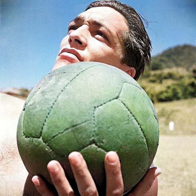 Gabo escribió un artículo llamado "El Juramento"  en 1950  sobre la primera vez que fue al Municipal a un partido de Junior y vio jugar al Dr. Heleno de Freitas. ¿Te gustaría leerlo? Pues aquí lo tienes: entremiurasytiburones.blogspot.com/2024/01/el-jur…