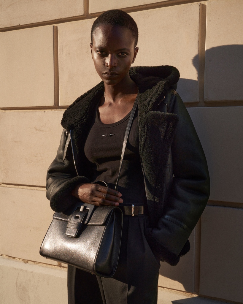 Fashionable and yet timeless, the shearling coats are the coziest protection against the winter cold.

#shearlingcoat #wintercoat #barbarabui #winter24 #winterdressing #parisianbrand #frenchdesigner