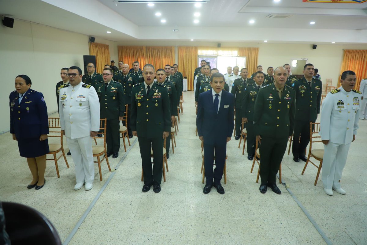 FFAAHN's tweet photo. La Escuela de Comando y Estado Mayor #ECEMFFAA inauguró el Curso de Altos Estudios Militares No. 21-2024, el cual capacita a Oficiales superiores como líderes militares para asumir roles estratégicos y de alto nivel en las #FFAA. https://t.co/NIvwTS0dto