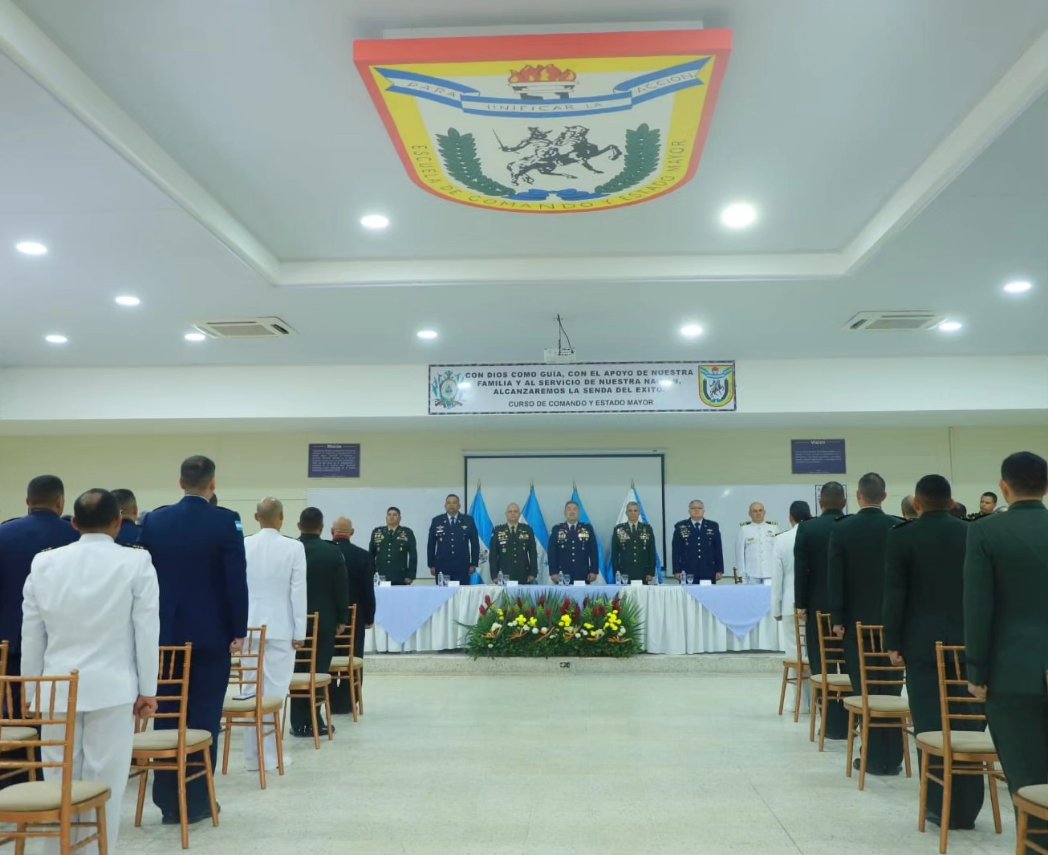 FFAAHN's tweet photo. La Escuela de Comando y Estado Mayor #ECEMFFAA inauguró el Curso de Altos Estudios Militares No. 21-2024, el cual capacita a Oficiales superiores como líderes militares para asumir roles estratégicos y de alto nivel en las #FFAA. https://t.co/NIvwTS0dto