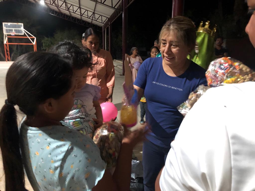 LoreCastilloLop's tweet photo. Los Reyes Magos siguen en recorrido entregando juguetes, ahora le tocó a la comunidad de Tlacotepec.
#Puebla #Cuayuca #todosconlore https://t.co/EuFH1x2gRQ