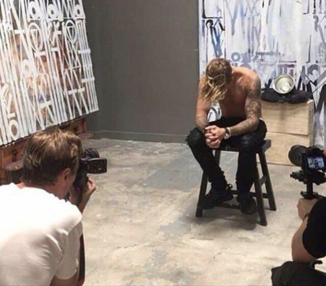 valdbizzle's tweet photo. justin bieber en esa sesión de fotos sin saber qué iba a lanzar el mejor álbum de la historia😭 https://t.co/6JnS1KVB4K