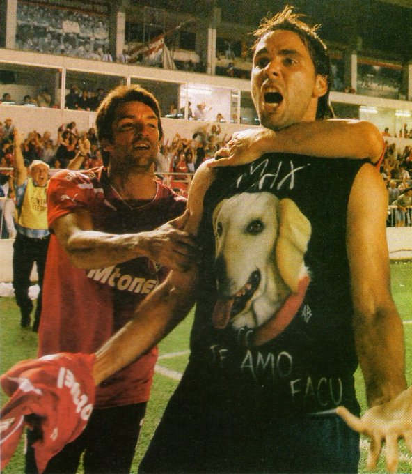 Facundo Parra anunció su retiro del fútbol.

En 2010, le dedicó goles a su perro Max, un golden que compró en Hungría.

“Para mi es como un hijo”, declaró en aquel momento.
