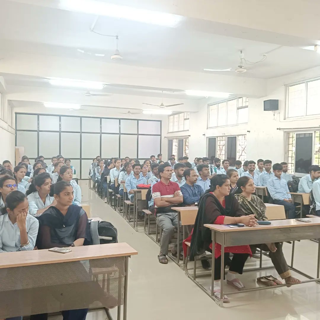 AbvpNanded's tweet photo. अखिल भारतीय विद्यार्थी परिषद शाखा:- MGM's college of CS &amp; IT Nanded महाविद्यालयात स्वामी विवेकानंद व राजमाता जिजाऊ यांच्या जयंती निमित्त व्यख्यान घेण्यात आले.यावेळी प्रमुख अतिथी श्री.सनदकुमार महाजन,महानगर सहमंत्री दिपाली चित्ते उपस्थित होते. https://t.co/RkDeqJr82D
