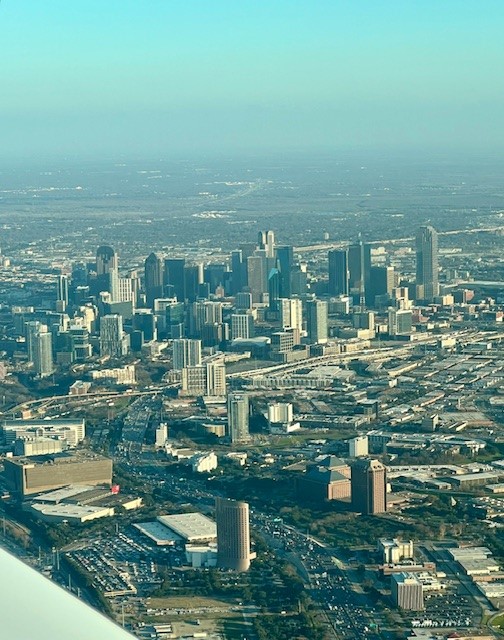 Let the skyline be your guiding compass 👀✈

#planesmart #aviation #dallasskyline #cirrusaircraft #cirruslife #pilotlife #learntofly #cityview #aerialphotography