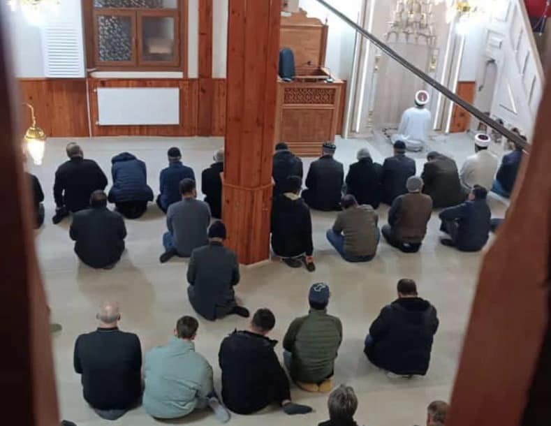 AK Parti Zara İlçe Başkanımız Ahmet Okur, Üç Ayların başlangıcı ve Regaib Kandili münasebetiyle hane ziyaretlerinde bulundu, Merkez Çarşı Camisinde Mevlid programının ardından vatandaşlarla bir araya gelerek kandillerini tebrik etti.